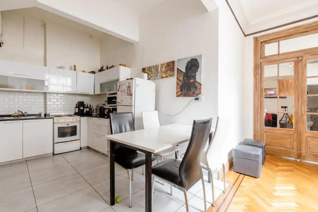 Cocina compartida totalmente equipada y comedor